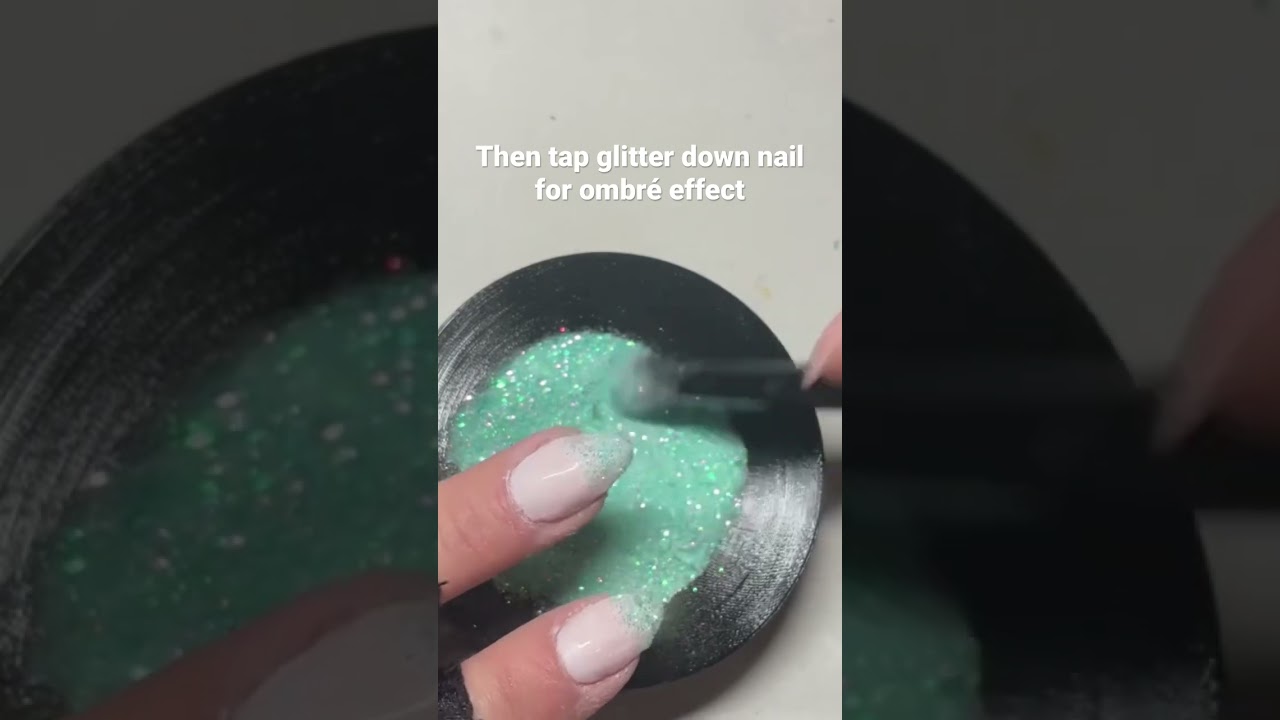 HOW TO: OMBRÉ NAILS WITH GLITTER 