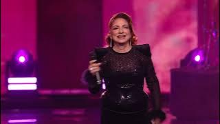 Gloria Estefan - “Rhythm Is Gonna Get You,” 'La Vecina,' 'Conga' [2025 American Music Awards]