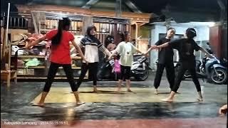 latihan tari napakawaca sanggar ayu langgeng..salsabilla,farah,haviza,isma,netya🙌
