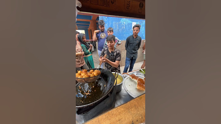 Hardwoking viral boy selling vada pav only ₹20 #shorts #ytshortsindia #youtubeshorts