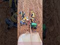 eamwork in Action! Live Scene of Underground: 5 People Work Seamlessl in a Muddy Pit