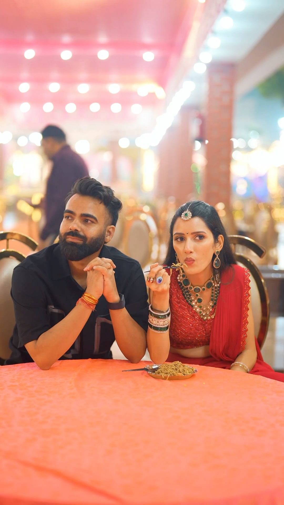 Shadi Main khana Chori Krne ki new technique ? #neetubisht #funnyvideo #trending #lakhneet #shorts