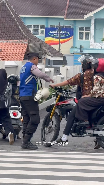 Jangan lupa pakek helm #viralvideo #polisimenyapa