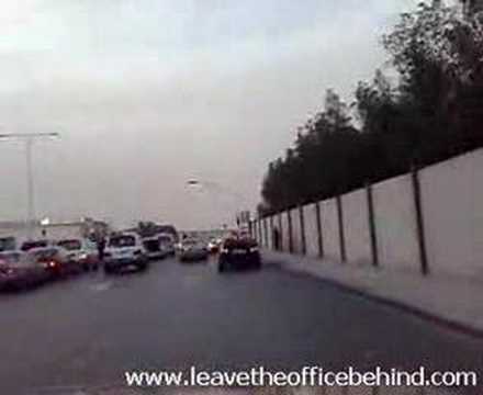 porsche-carrera-gt-e-bmw-m5-drift-nel-traffico