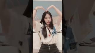 褲子那塊布不小心掀開了