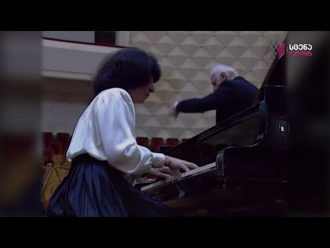 უკრავს ელისო ვირსალაძე