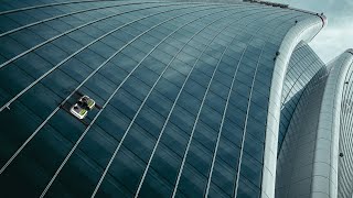 Robot cleaning facade arcuate building automatically.