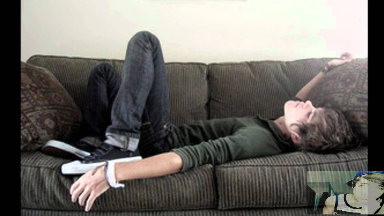 Спящего 14 летнего. Подросток лежит на диване. Мужчина на диване. Парень сидит на диване. Мужчина лежит на диване.
