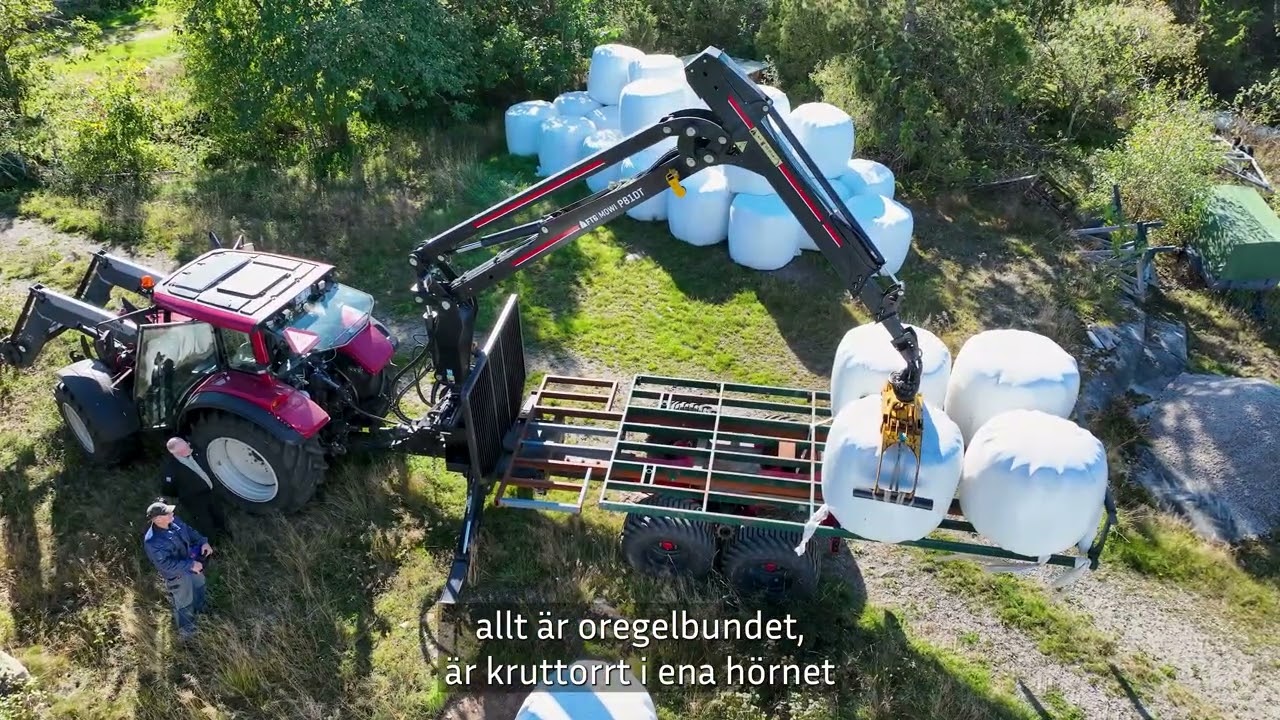 Gunnar på Resö kör ensilagebalar med sin Mowi 1450 WD och P81DT-kran