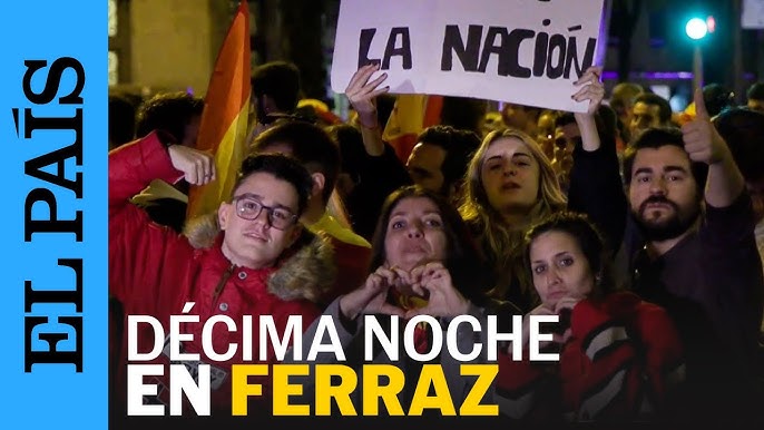 La manifestación en Ferraz insinúa que unas muñecas hinchables son las  ministras