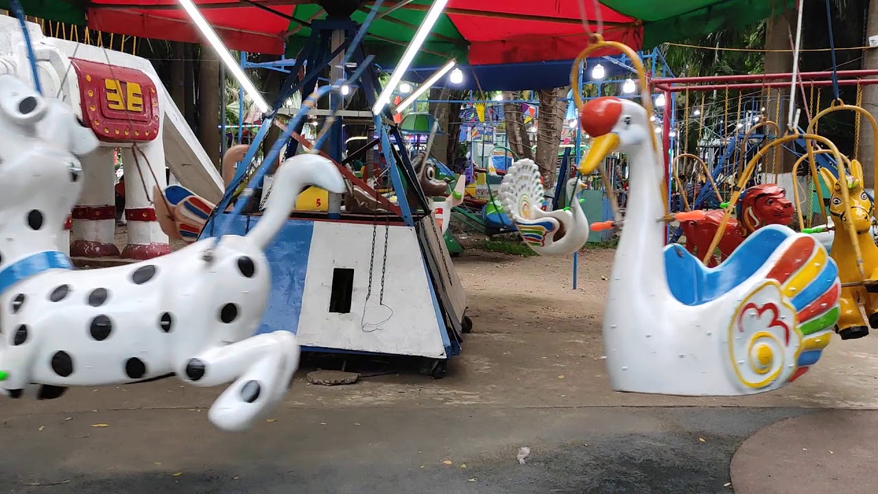 Ry chơi cưỡi ngựa ở công viên 29/3