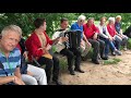 Концерт у храма Покрова на Нерли. Группа из Израиля на экскурсии подпевает русскому дуэту.