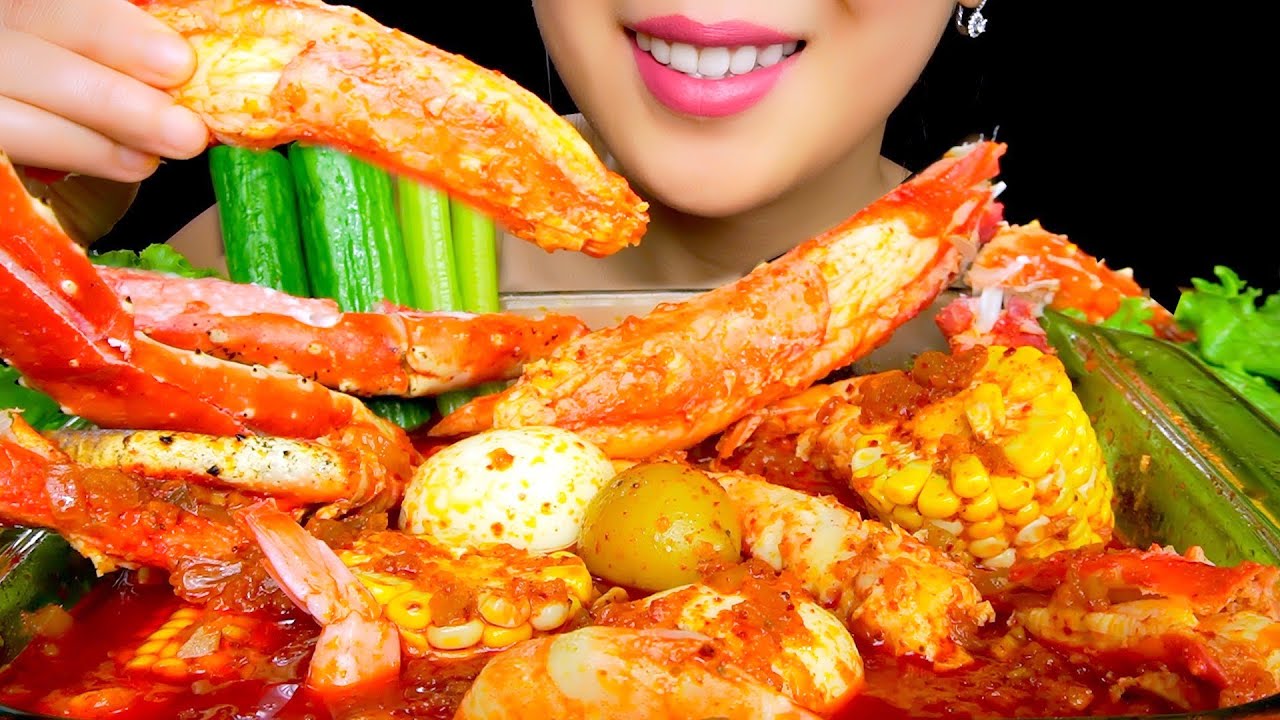 GIANT KING CRAB LEGS SEAFOOD BOIL ASMR |DE-SHELLED KING CRAB |EATING