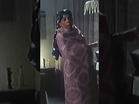 عادل إمام بيعمل إيه في بيت ناس مايعرفهمش 