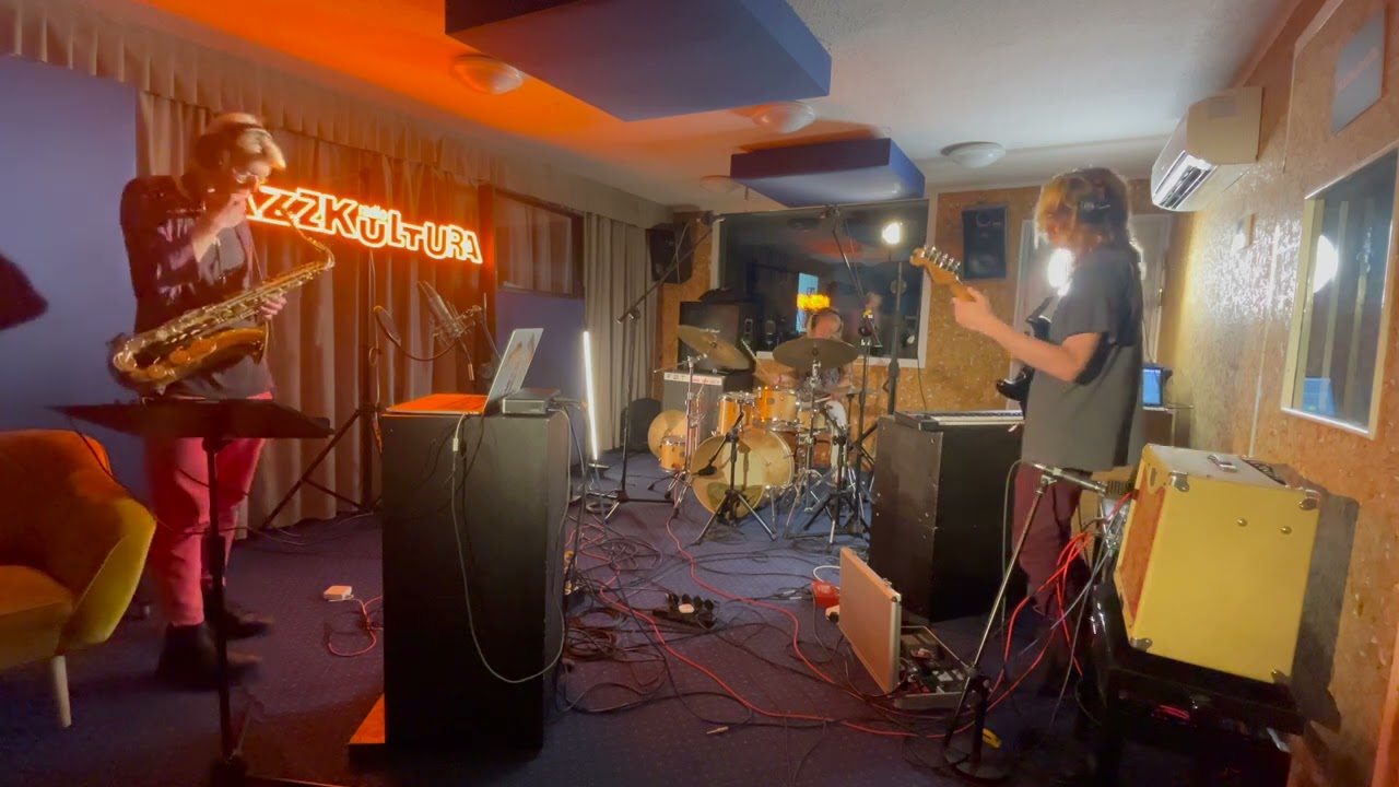 Ninja Episkopat - Cielo overdrive Live @ Jazzkultura adlı videoyu YouTube'da izle Ninja Episkopat - Cielo overdrive Live @ Jazzkultura adlı videoyu YouTube'da izle