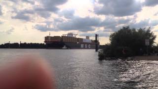 Größte Containerschiff im Hafen Hamburg am 01.08.2015