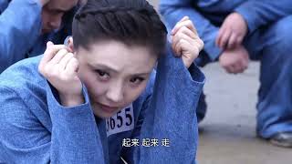 The female prisoner turns out to be a Kung Fu master and kills the arrogant prison bully.