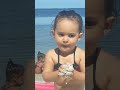 Valentina brincando na praia