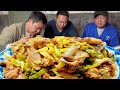 吃頓鴨子在出去打工，今天吃“酸菜炒鴨子”，開胃又下飯！【鐵鍋視頻】