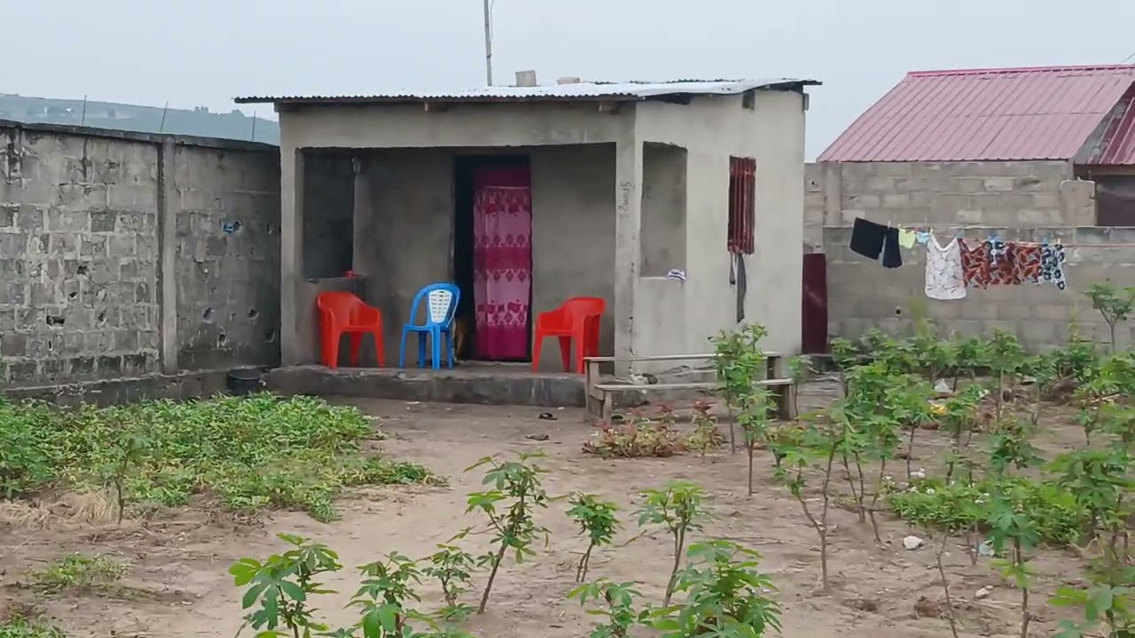 Le 20/2/2026 VISITE   a KMPOKO 1 Q NGOBILA UNE Tres BELLE Prclle A VENDRE 20m/40  CLÔTURER + STUDIO