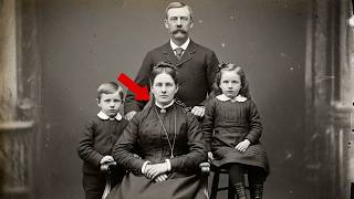 This 1901 Family Photo Looks Ordinary—But Zooming in on the Mother's Neck Reveals a Macabre Story