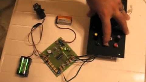 UN servo DOS pulsadores y UN pote