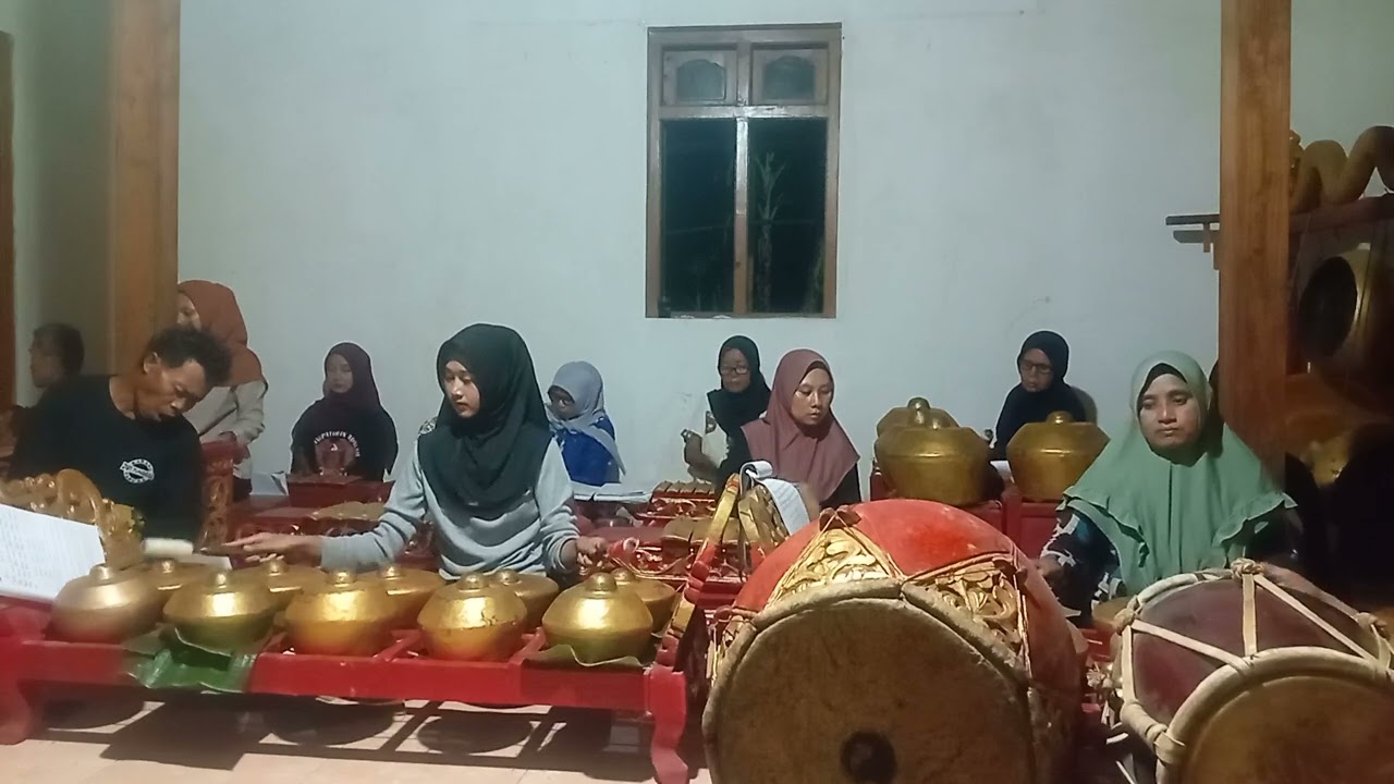 Lg karangkates sl m iringan ibu" sekar gading laras...penyanyi p yanto dari smki solo.