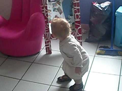 INCROYABLE BEBE QUI DANSE VRAIMENT TROP BIEN !!!!!!!!!!!