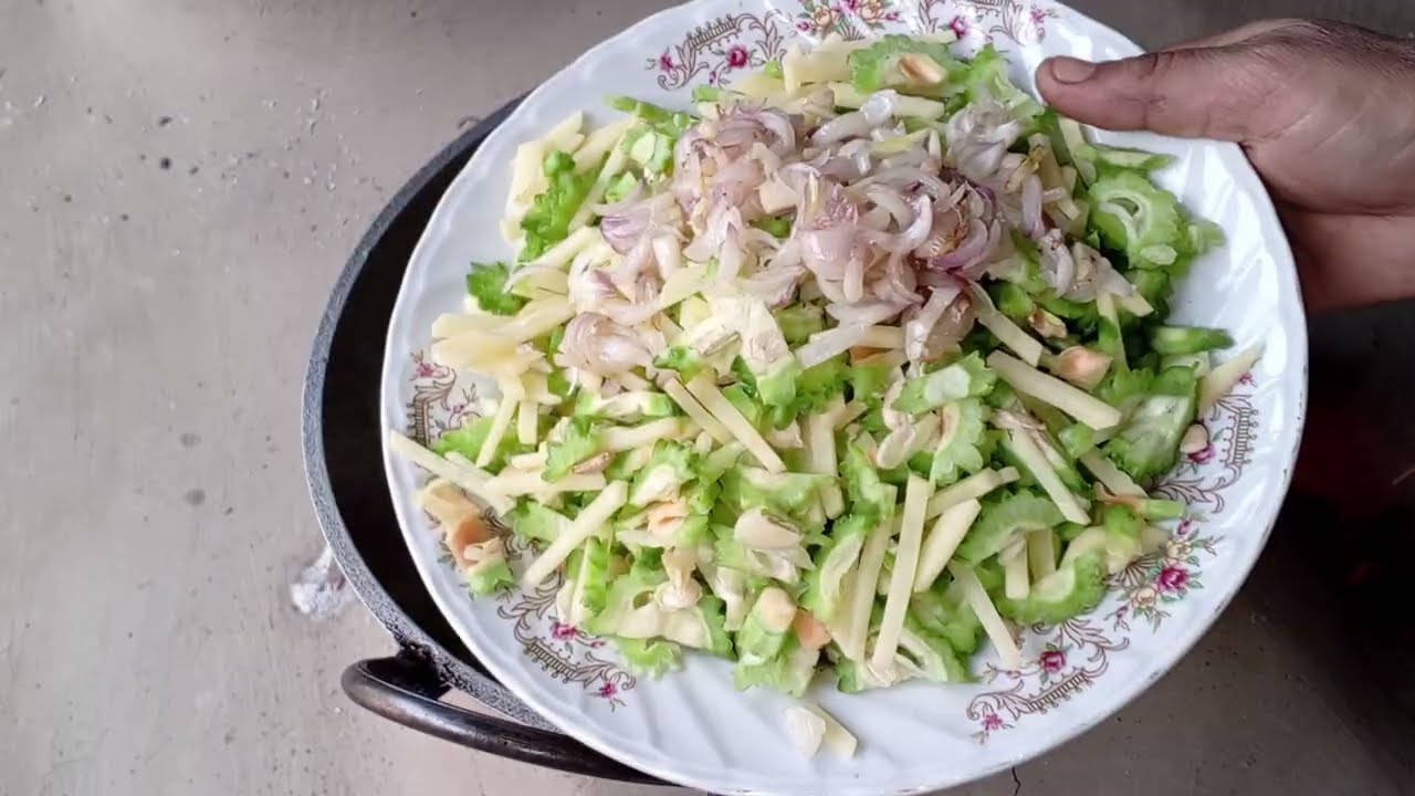 কূচোচিংড়ি দিয়ে করলা আলু 🥔 চচ্চড়ি এ‌ভাবে করলে একদম তিতা লাগে না।