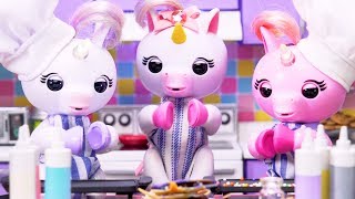 The Fingerlings Show | Unicorns Bake Cute Emoji Pancakes and A Panda Cake! | Fingerlings Toys
