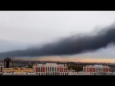 Пожар на складе макулатуры в Санкт-Петербурге. Черный столб дыма навис над городом