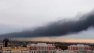 Пожар на складе макулатуры в Санкт-Петербурге. Черный столб дыма навис над городом
