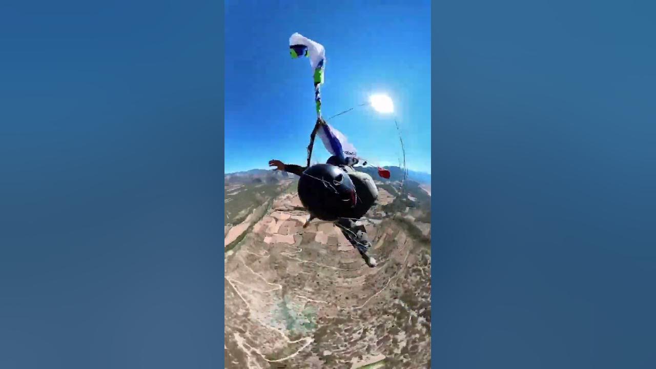Не раскрылся парашют фото. Параглайдинг в турции. Королева прыгнула с парашютом. Не раскрывается парашют мем. Лавочки на высоте 2500 метров.