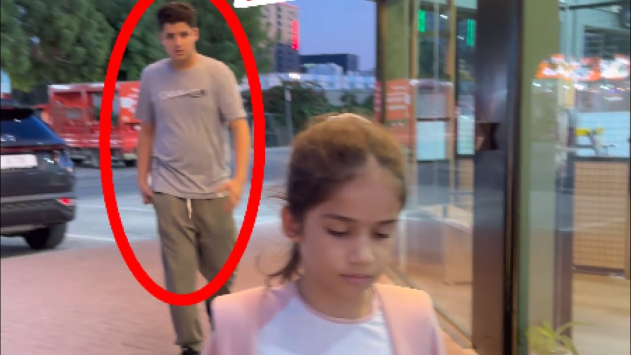شخص غريب يلاحق طفله ويلمسها من الخلف لن تصدق لماذا فعل هذا الشيء؟