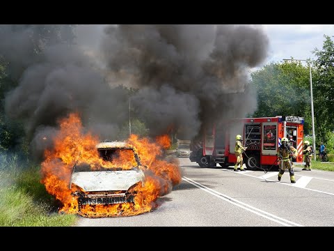 2022-06-29 Auto vliegt in brand in Dongen, bejaarde bestuurder met schrik vrij