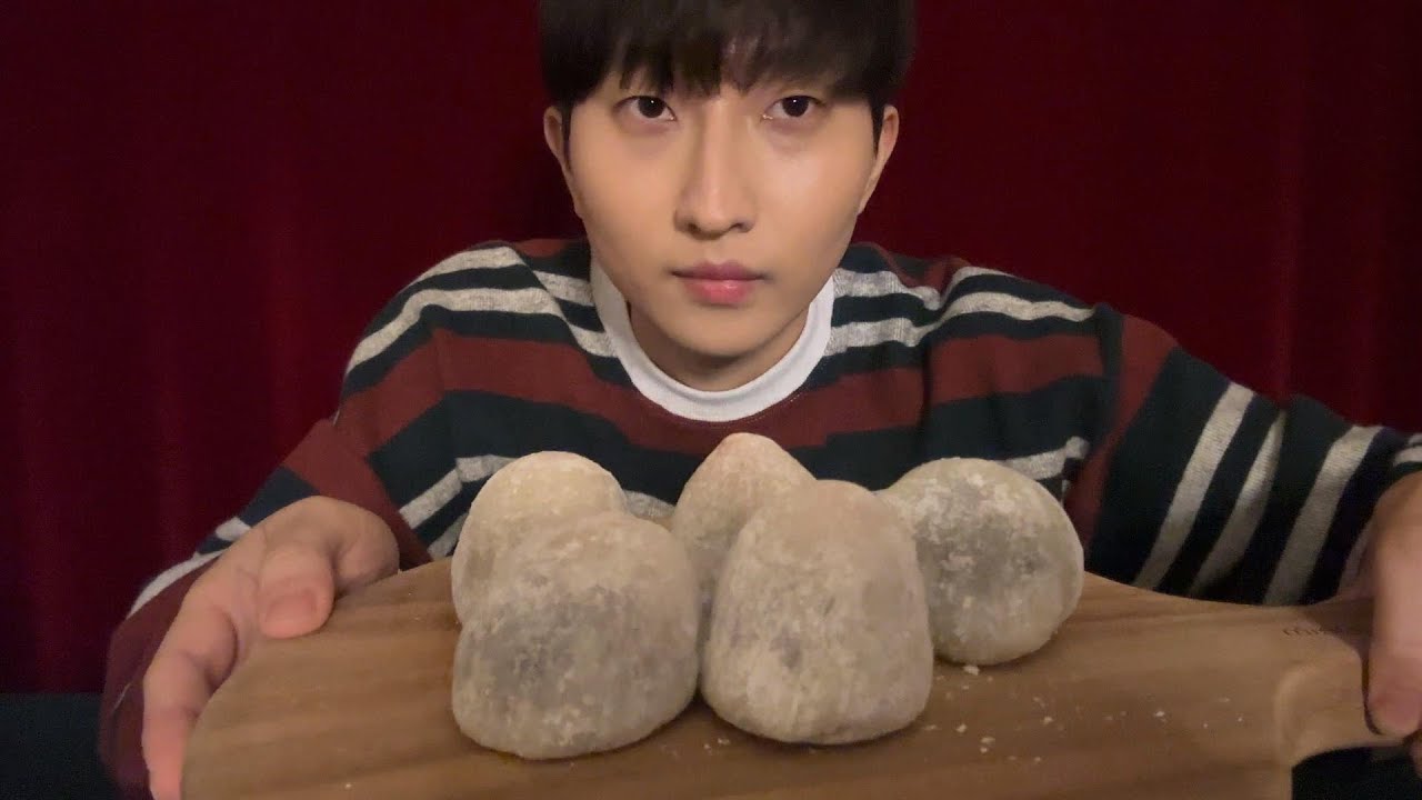 ASMR_딸기모찌 과일찹쌀떡 이팅사운드 STRAWBERRY MOCHI EATING SOUND MUKBANG