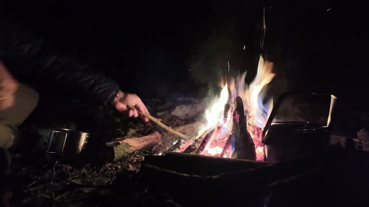 Piątek po ciemku - Sam w lesie i przy ogniu