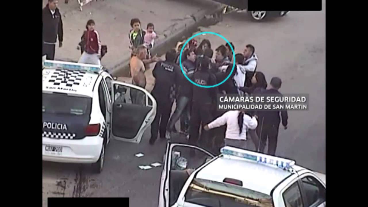 Roba lo arrestan y los vecinos intentan rescatarlo