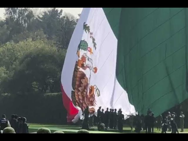 Conmemoran Día De La Bandera Pero La Izan Al Revés