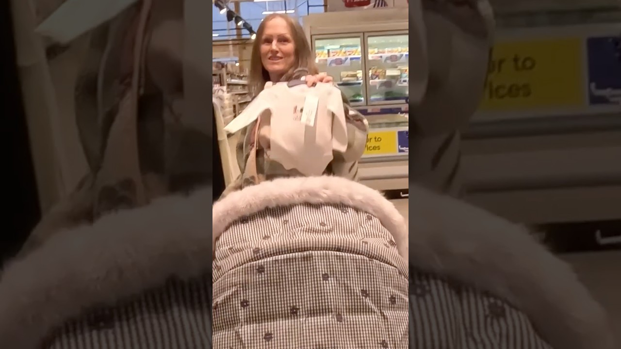 Пошла за одеждой для взрослых кукол 👚