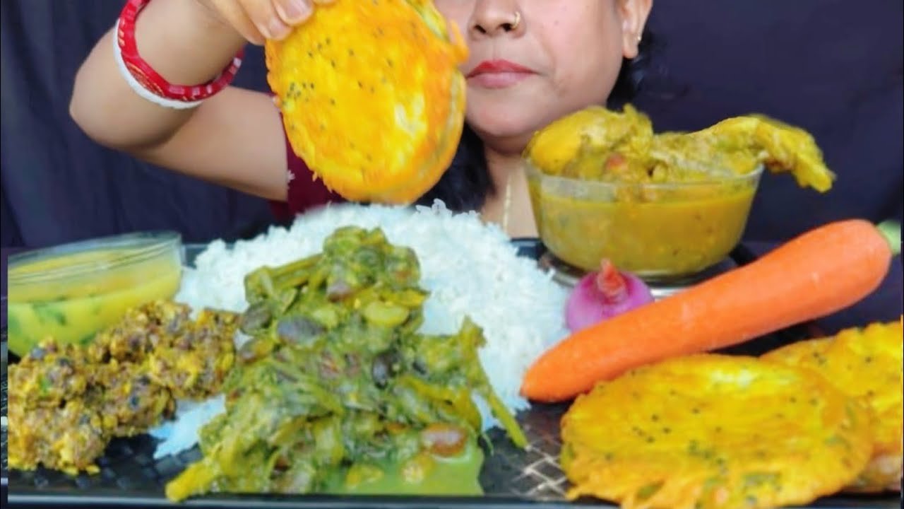 EATING CHICKEN CURRY WITH RICE,DAL BEGUNI,KOCHU FRY,PALANK SAK, BENGALI EATING SHOW..