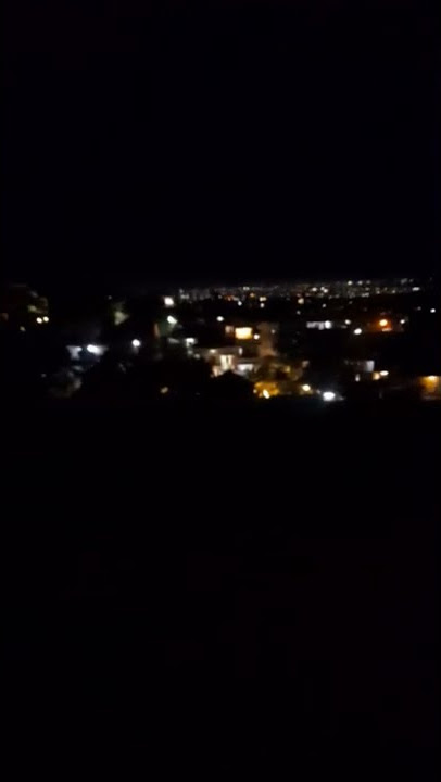 Pemandangan Kota Atlas di malam hari
