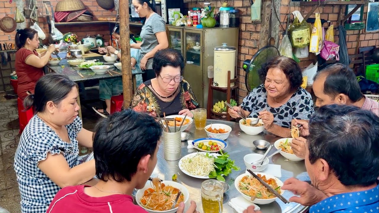 Cậu Mợ Bảy từ Cà Mau lên thăm Má  | MienTayVT