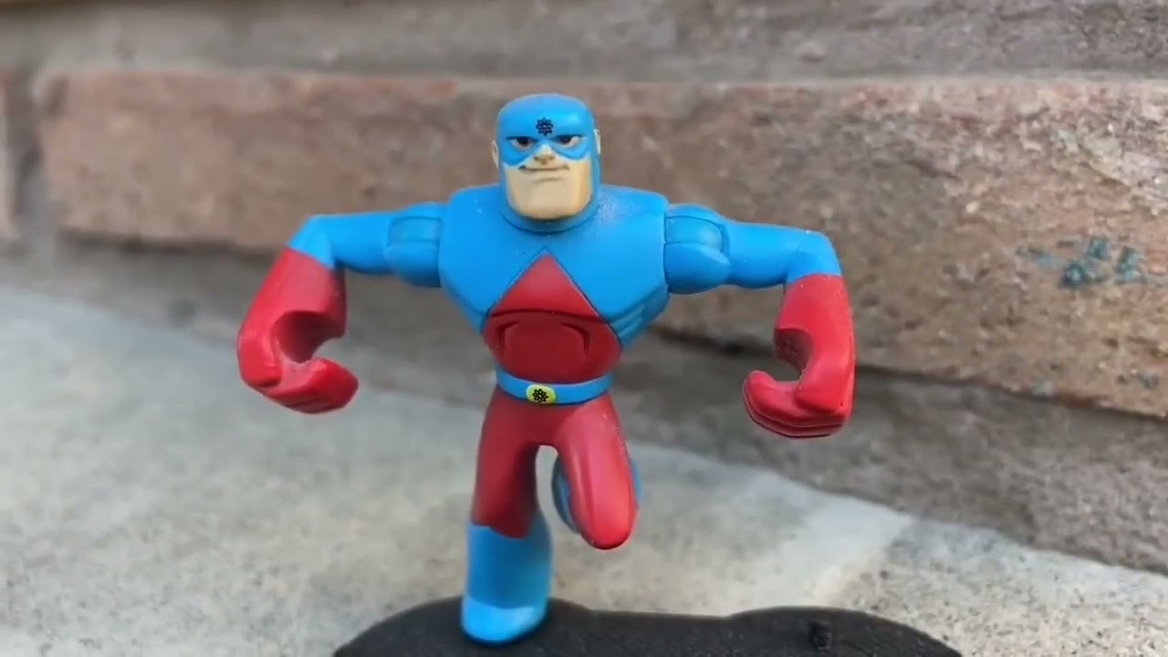 В комиссионном магазине найдены фигурки и игрушки.