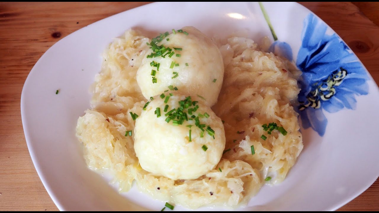 Grammelknodel Mit Sauerkraut Youtube Sauerkraut Rezepte Mit Sauerkraut Kartoffelteig