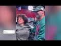 Burbu se le tira encima a Rocky y lo besa en su regreso a radio