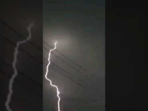 رعد وبرق في السماء سبحان الله 