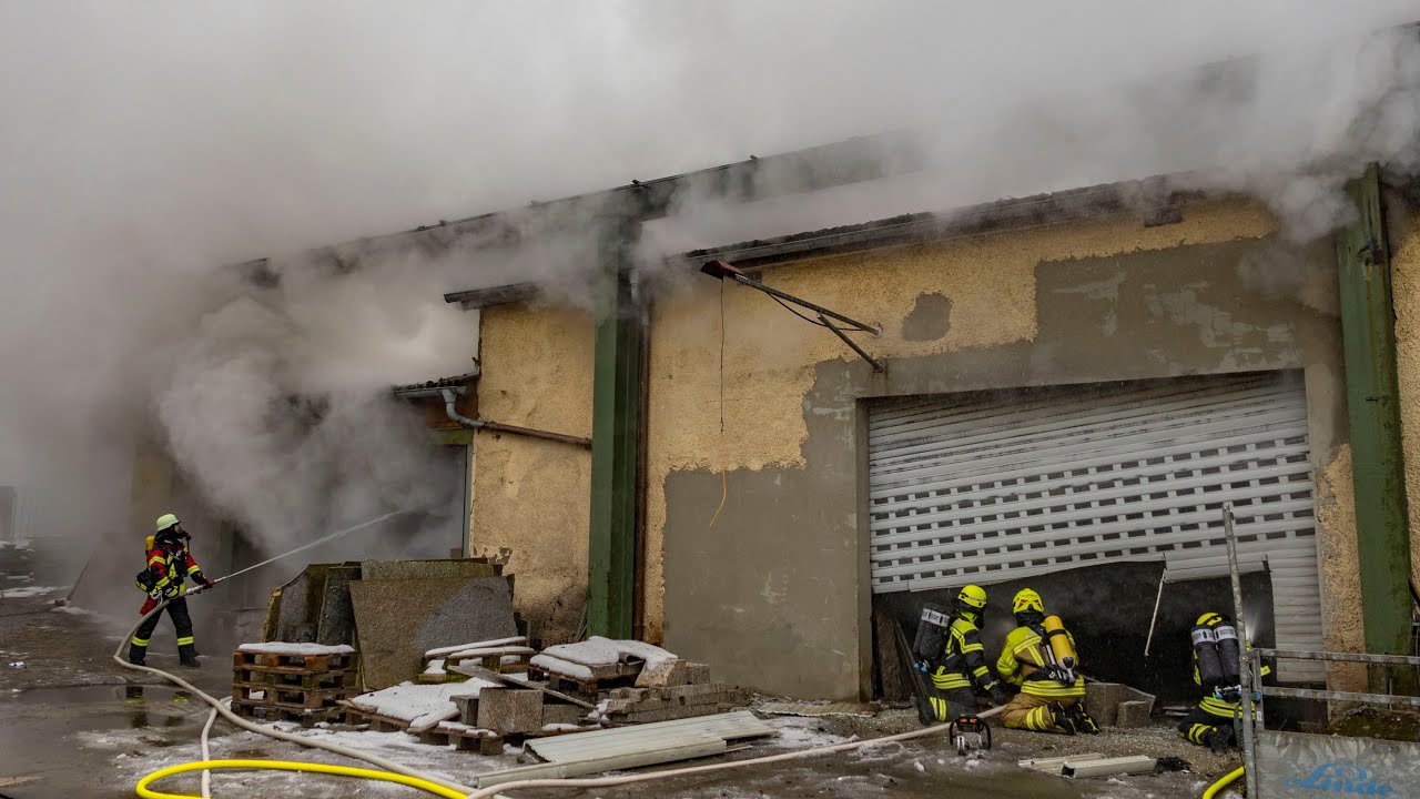 Lagerhalle steht in Flammen: 140 Feuerwehrleute sind mit schwerem Atemgerät im Einsatz