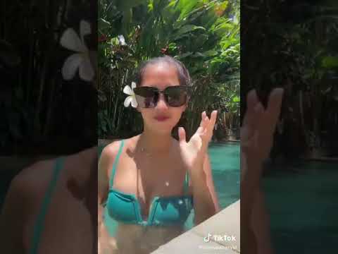 Soraya alrasyid lagi mandi dikolam pakain bikini.