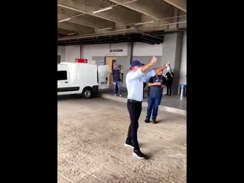 Com festa da torcida do Grêmio no aeroporto, Renato se despede antes de voltar ao Rio de Janeiro